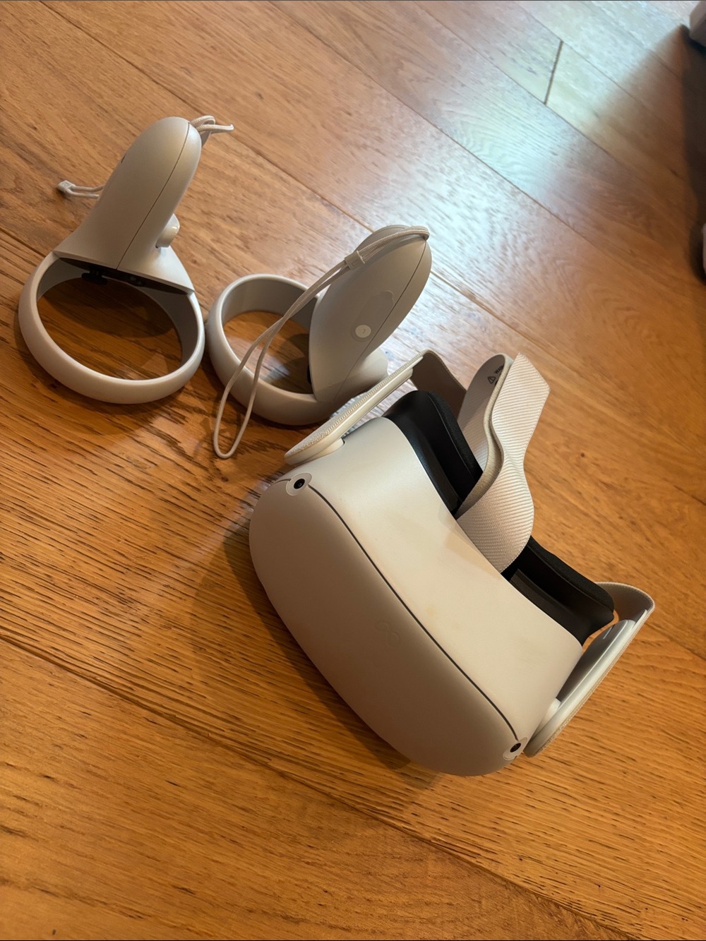 Light Cream Standalone VR Headset with Matching Controllers